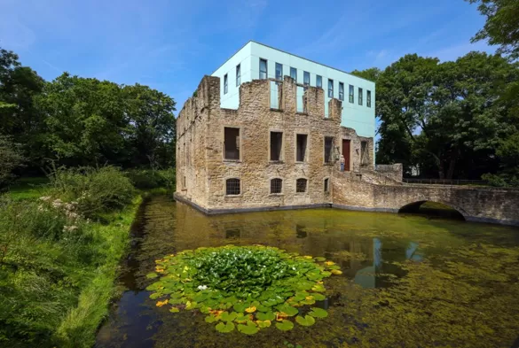 Park mit Ruine eines Herrenhauses